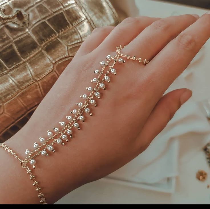 سوار يد نسائي